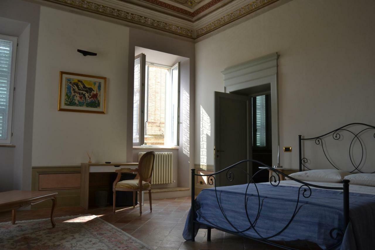 מלון Monte San Giusto Palazzo Roberti מראה חיצוני תמונה